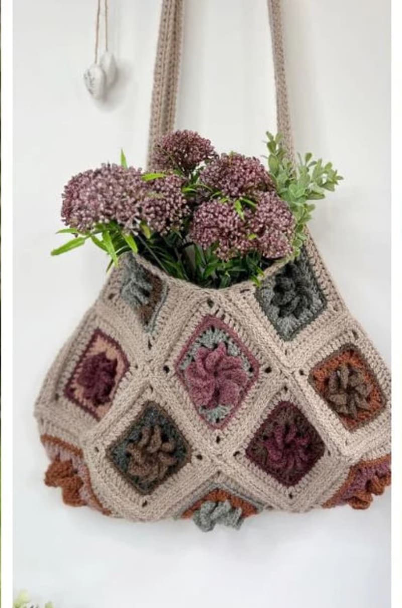 ## Granny Square Bag with Flowers – HanJan Crochet