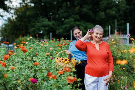 Professional caregiver from Comfort Keepers providing companionship