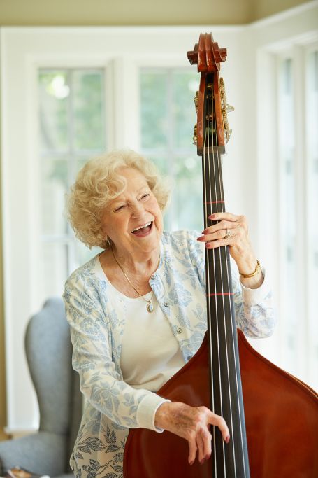 senior playing chelo | memory care