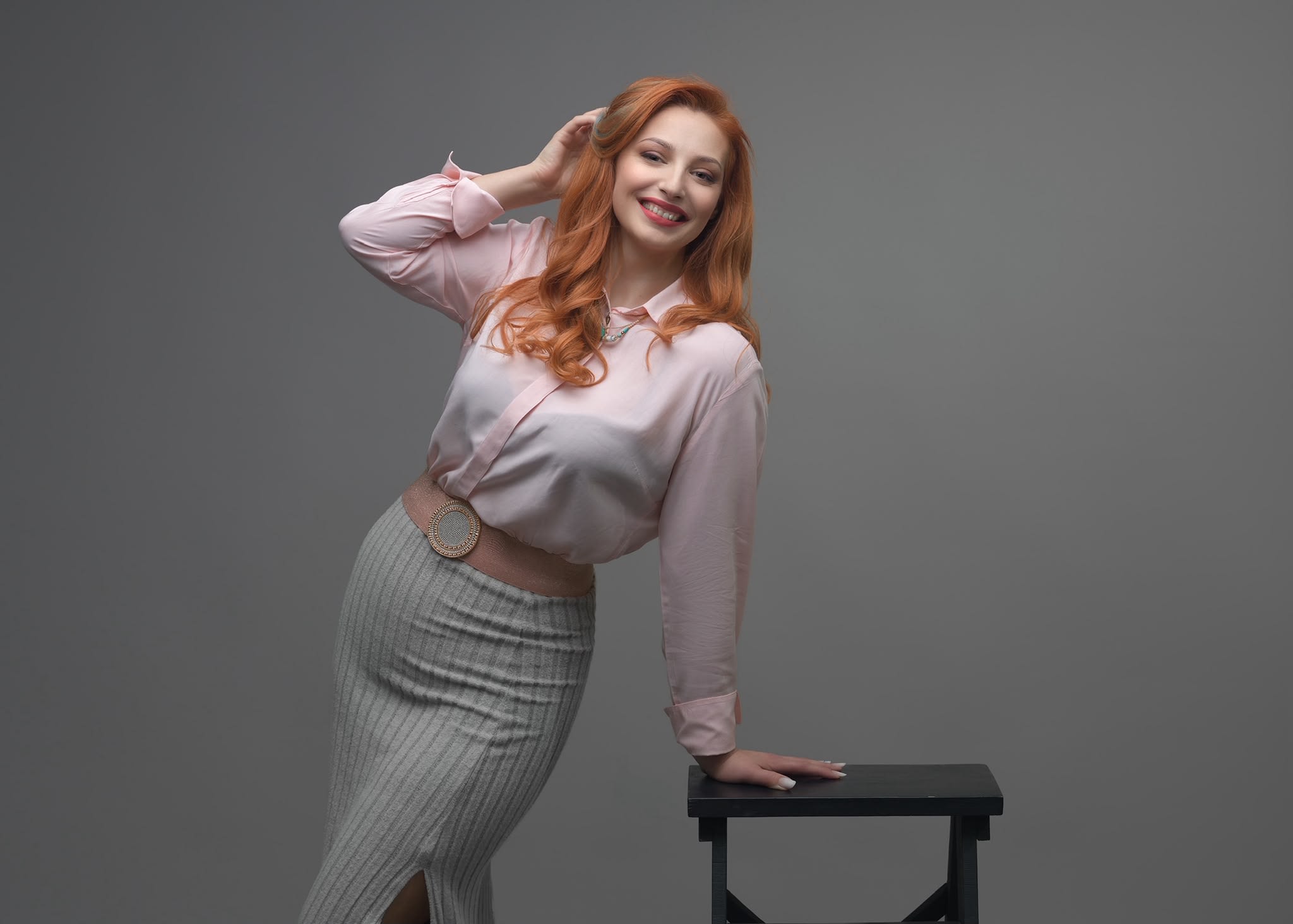 Laura Oana, zâmbind, în studio