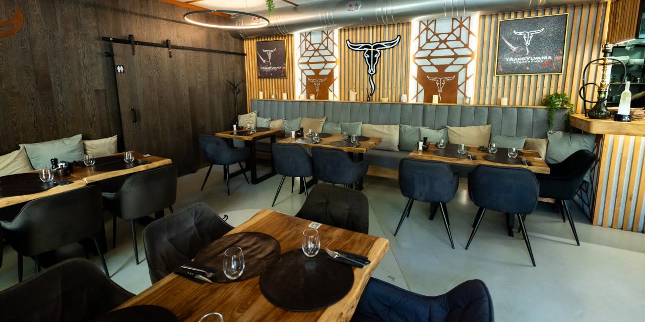 Sala Transylvania Steakhouse, cu peretele cu taurul și banchetele