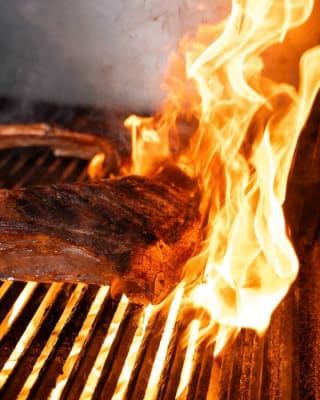 Tomahawk pe cărbune · Transylvania Steakhouse