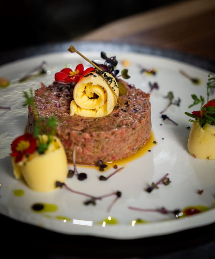 Tartar de vită cu rozetă de unt, capere și flori de călțunaș