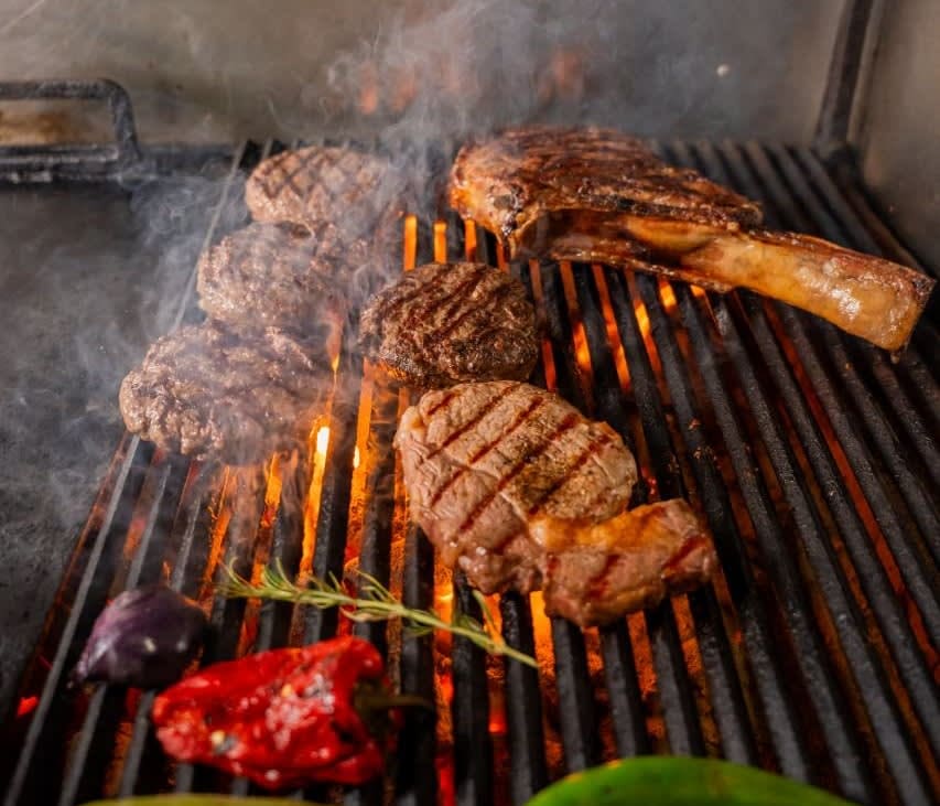 Tomahawk, burgeri, ribeye și legume pe grătarul cu cărbune · Transylvania Steakhouse