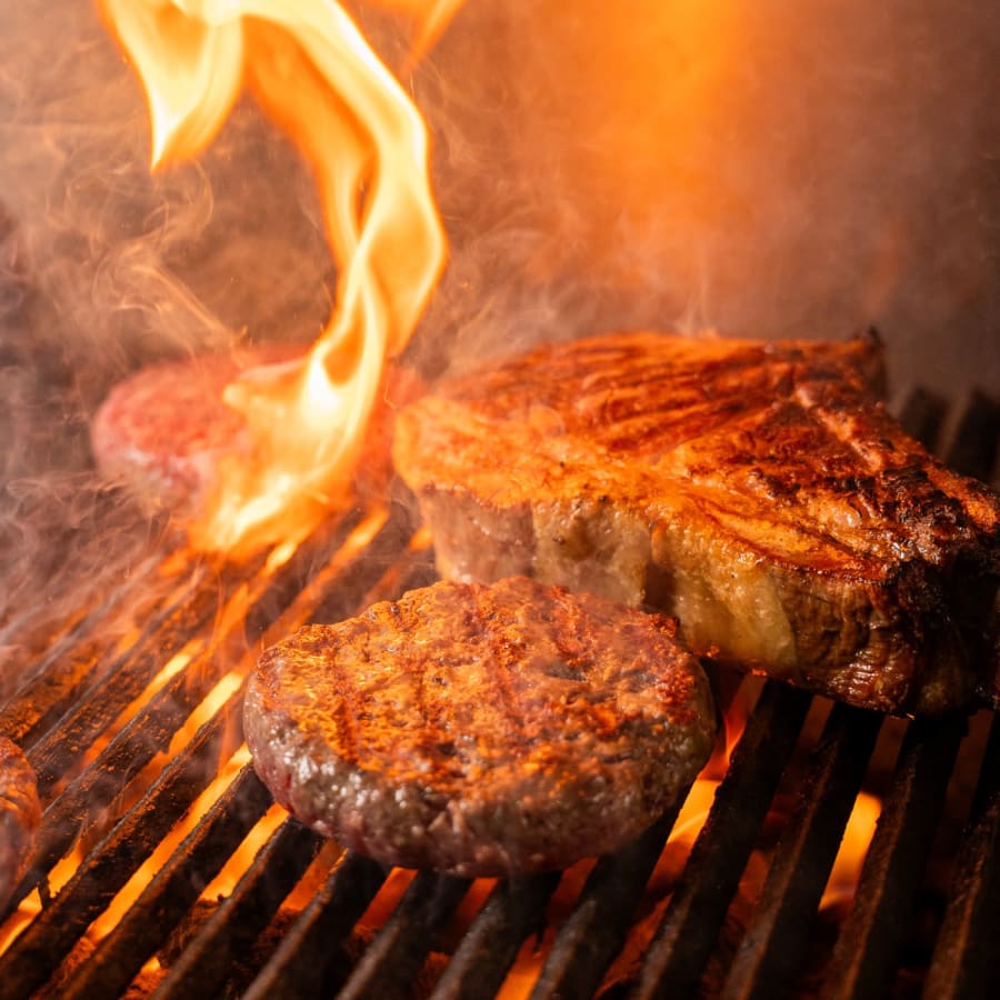 Steak și burger pe grătarul cu flacără deschisă · Transylvania Steakhouse