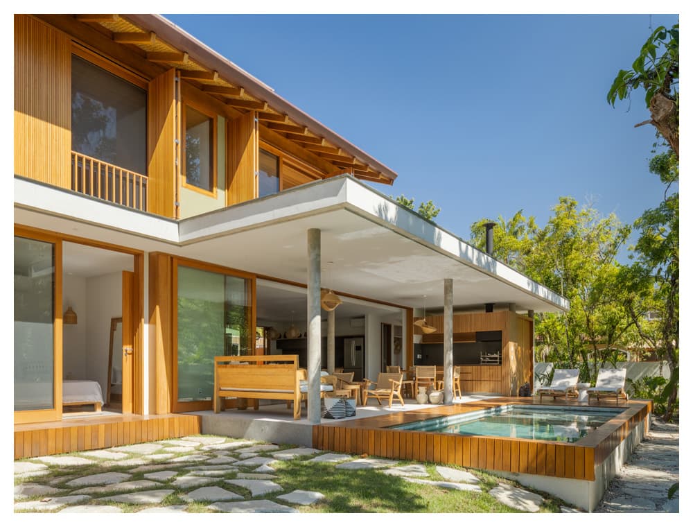 Arquitetura contemporânea soma natureza em Ubatuba