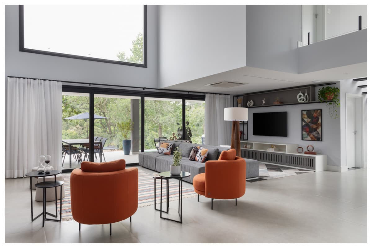 Casa na Granja Viana com arquitetura integrada ao terreno