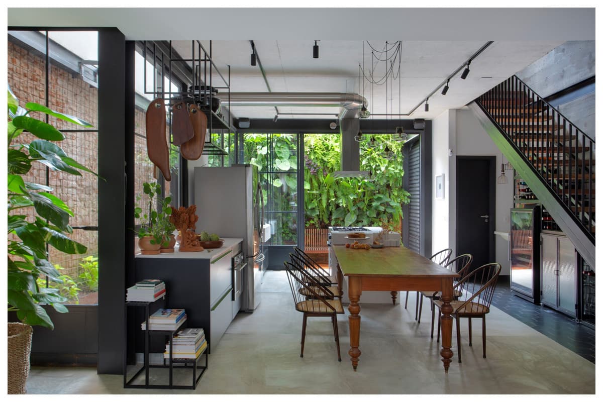 Casa com estrutura metálica verticalizada em lote reduzido