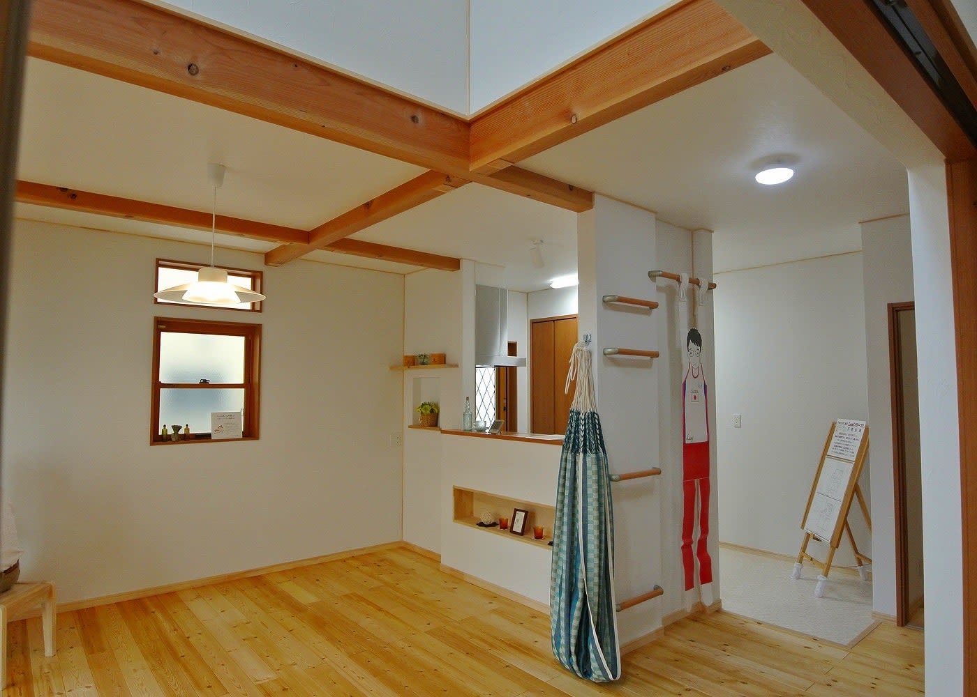 リビングにハンモックのある家