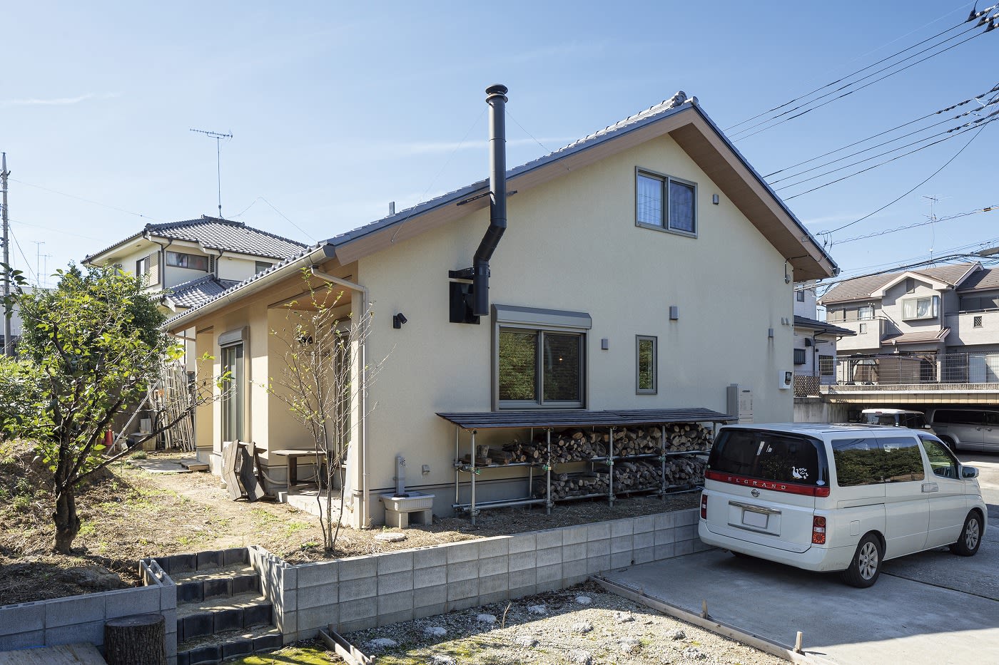 無垢の木に囲まれた大空間の平屋の様な2階建