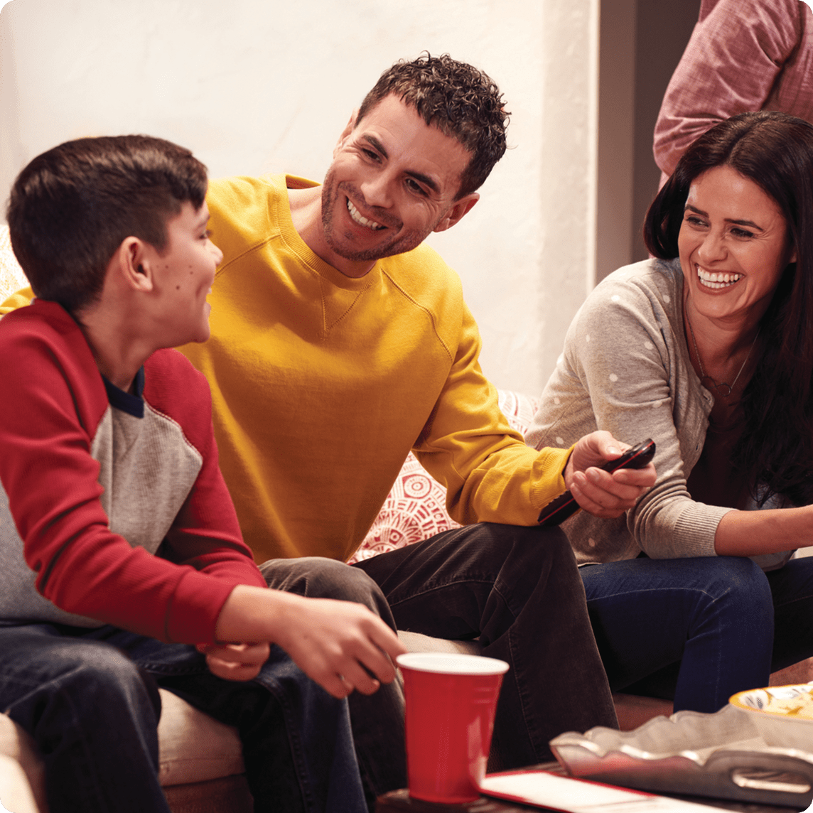 familia riendo y viendo tv