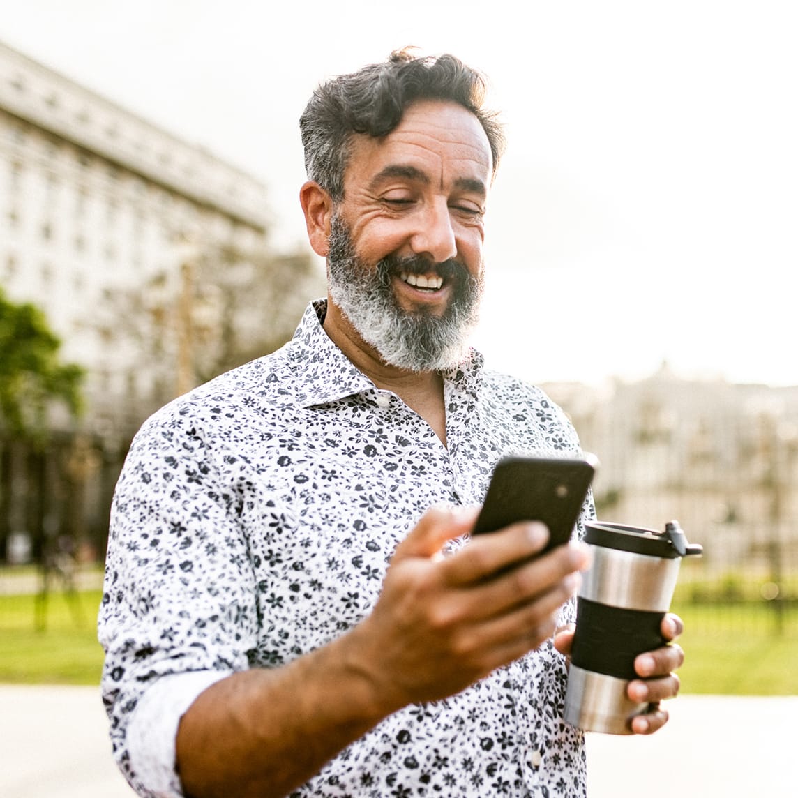 hombre maduro con smartphone