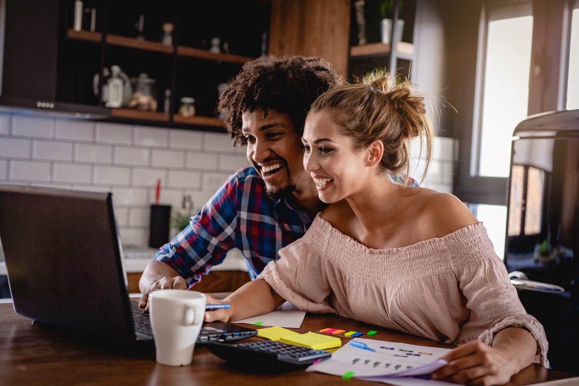 pareja feliz con laptop