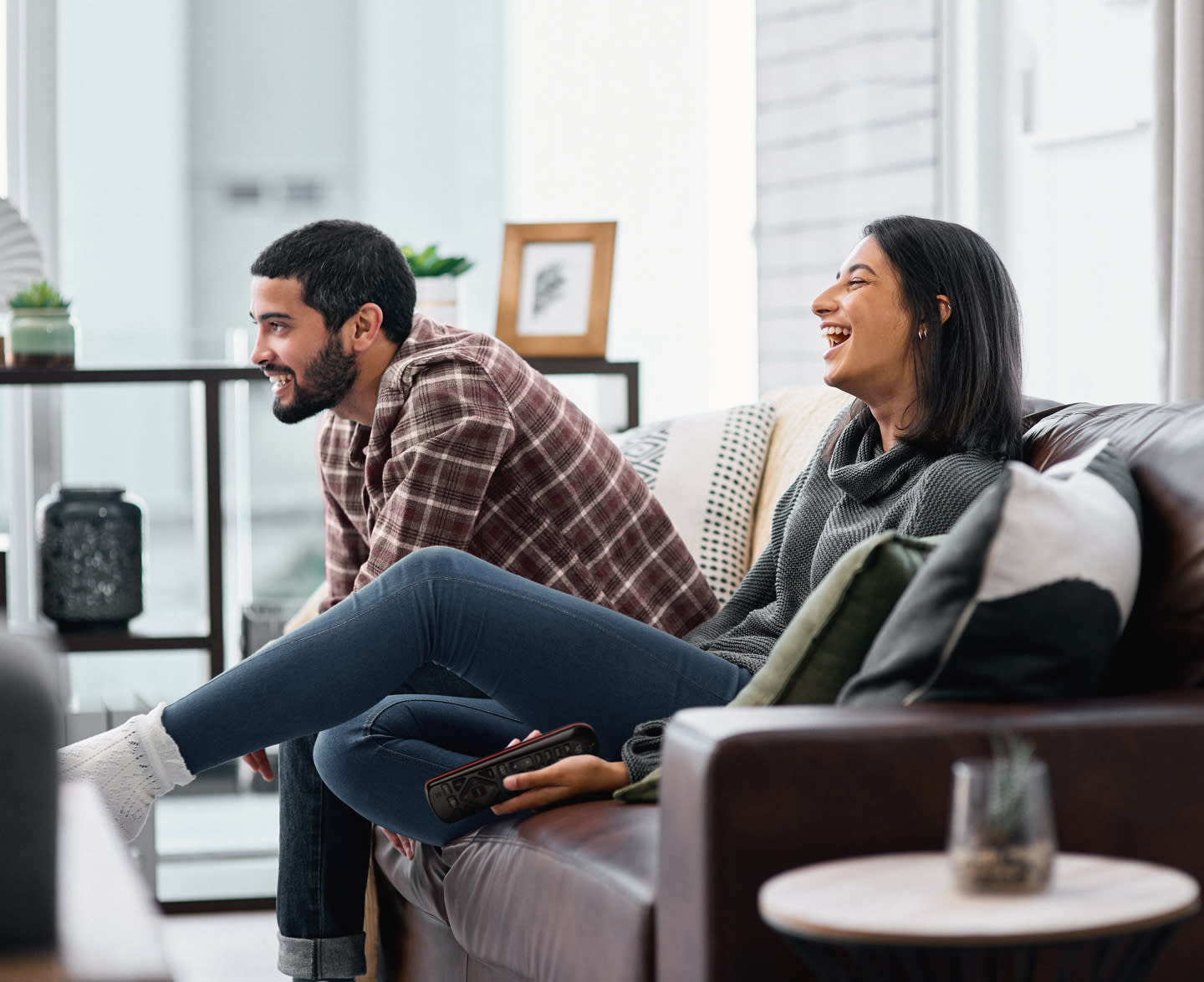 un hombre y una mujer viendo la televisión en el sofá