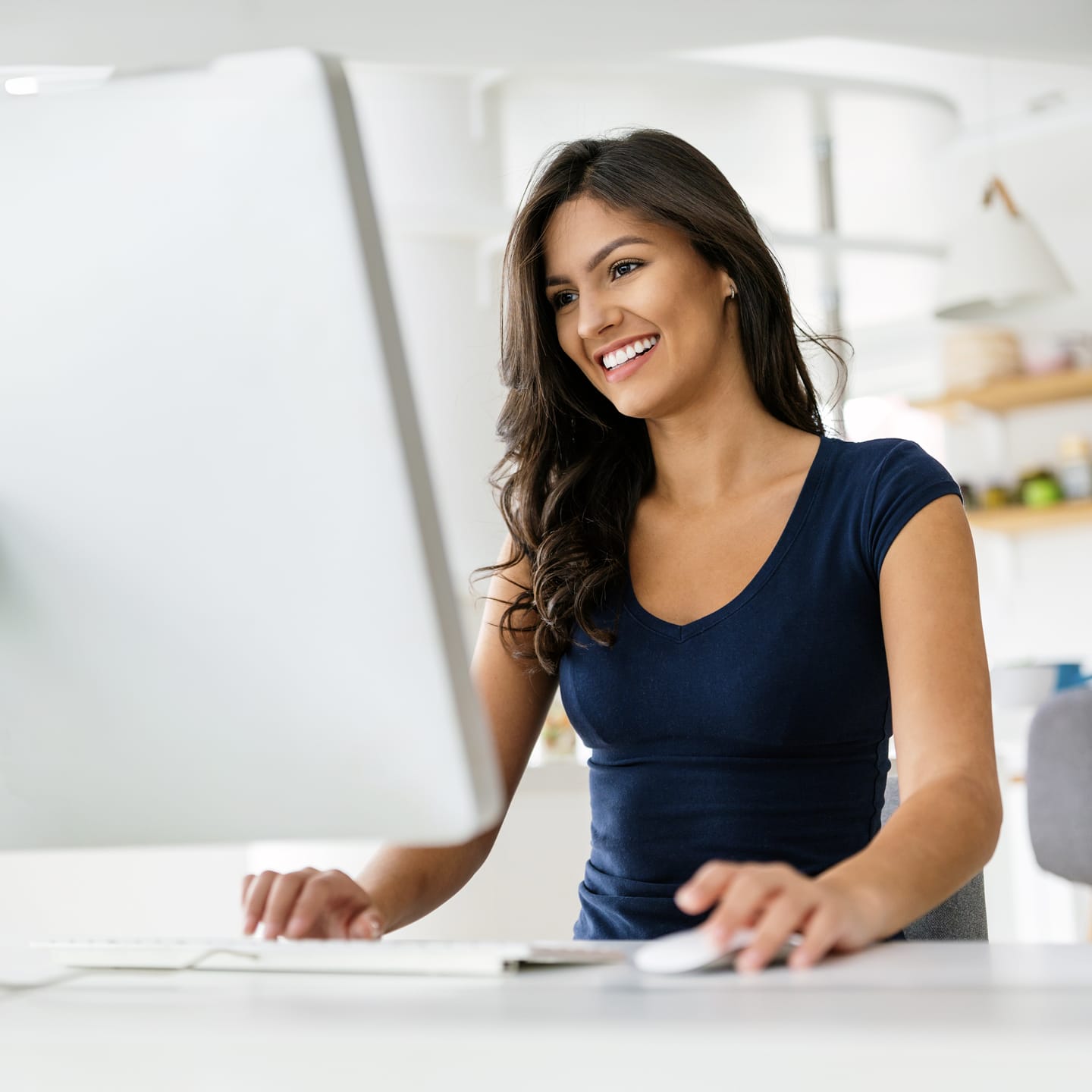 Mujer buscando servicios de internet en su zona