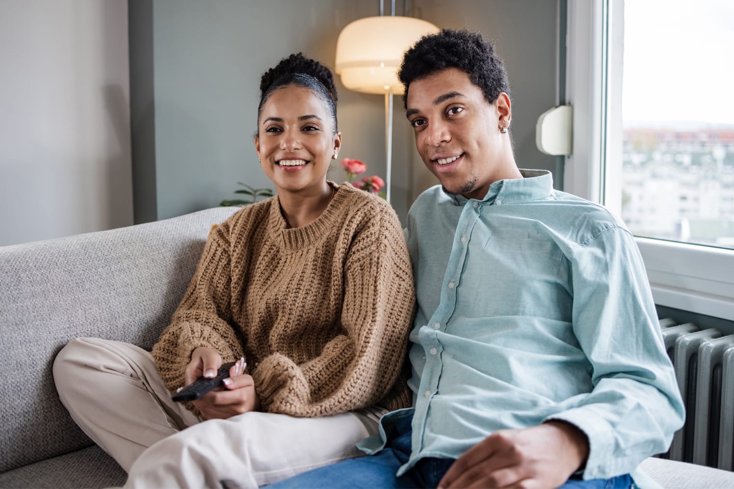 Pareja disfrutando juntos de algunos programas de televisión
