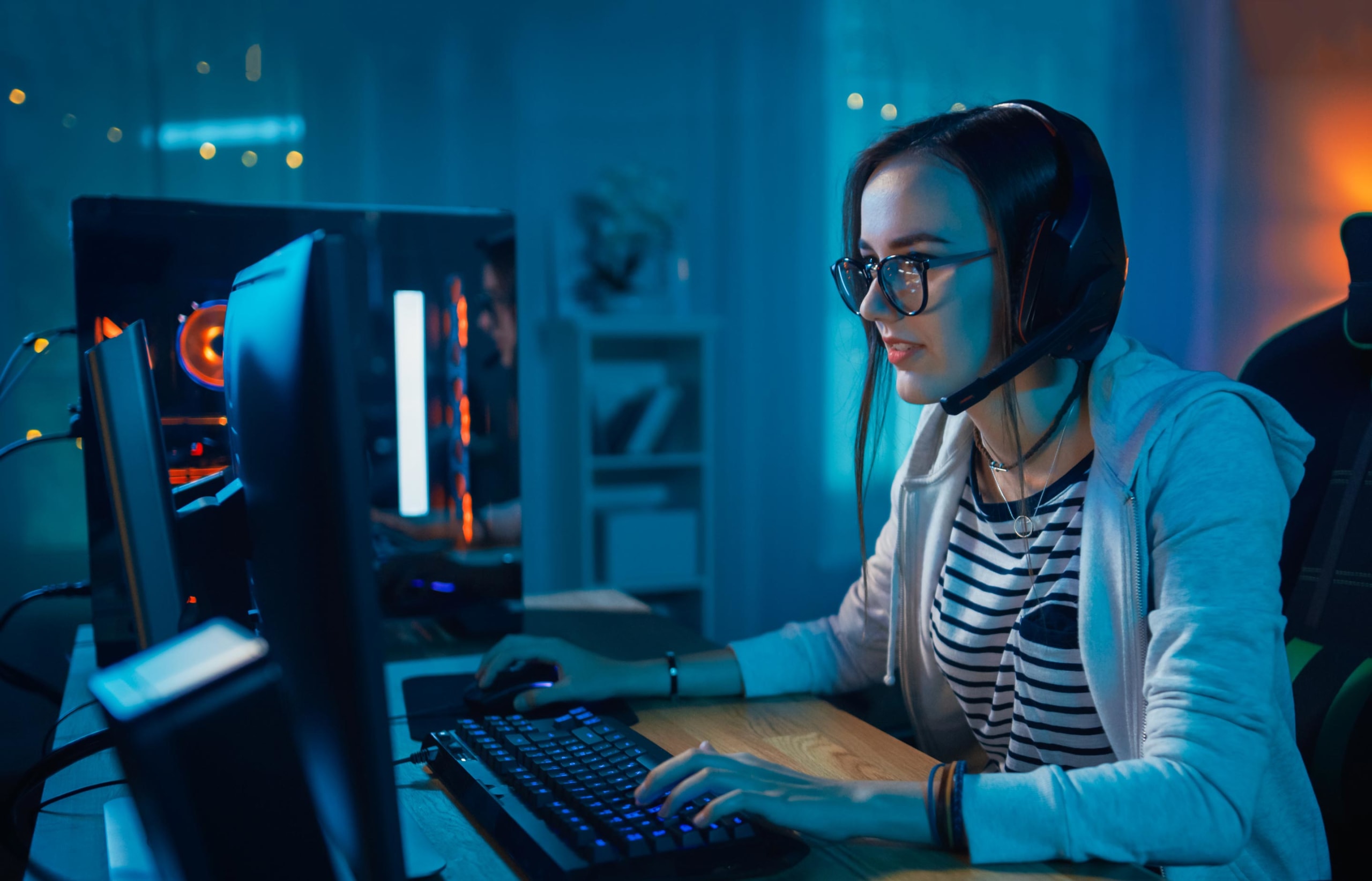 gamer woman using CenturyLink internet on her computer