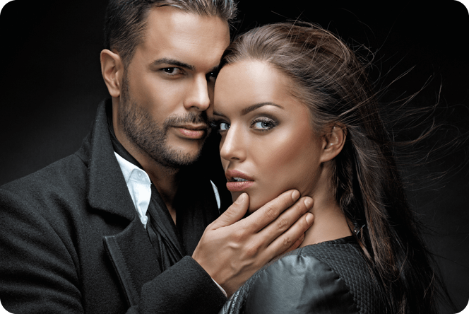 Pareja seductora vestida para una velada extravagante en la ciudad. Alluring couple dressed for an extravagant evening out on the town.