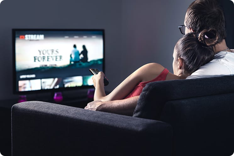 Familia viendo televisión
