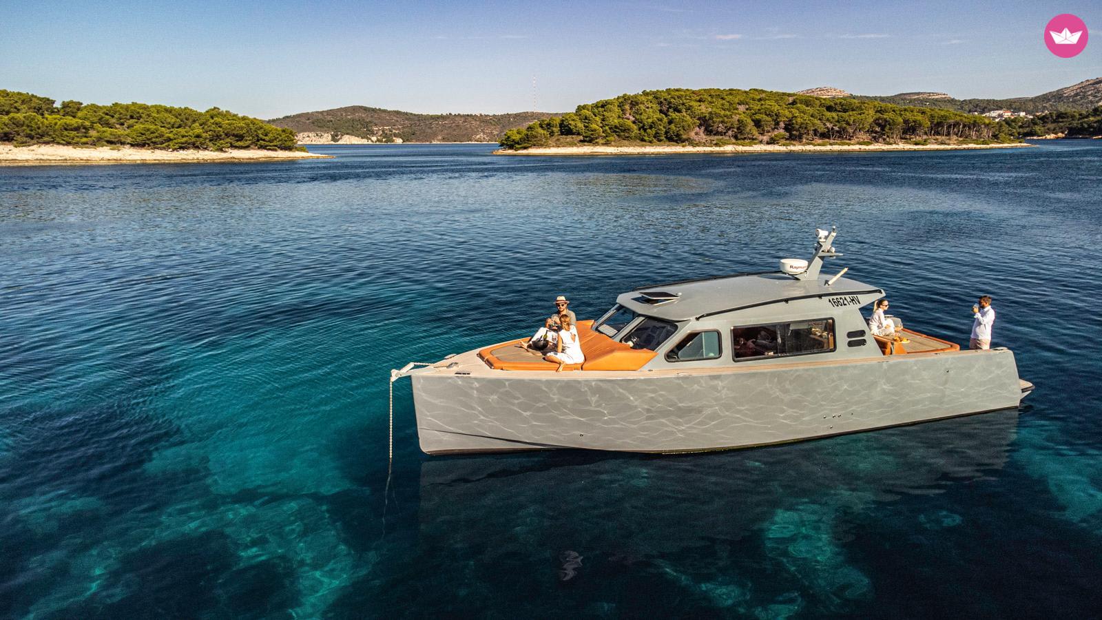 Isla de Brac y playa de Zlatni Rat: Aventura en barco de día completo