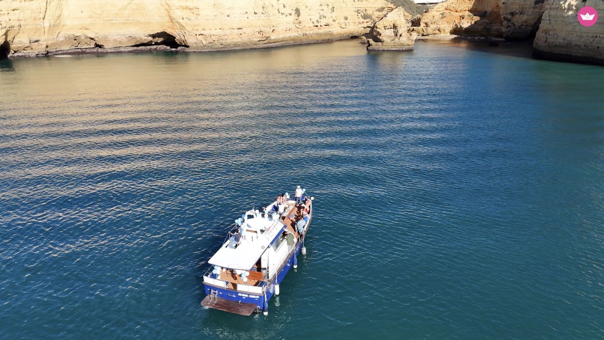 Romance infinie en mer – Excursion privée d'une journée en bateau