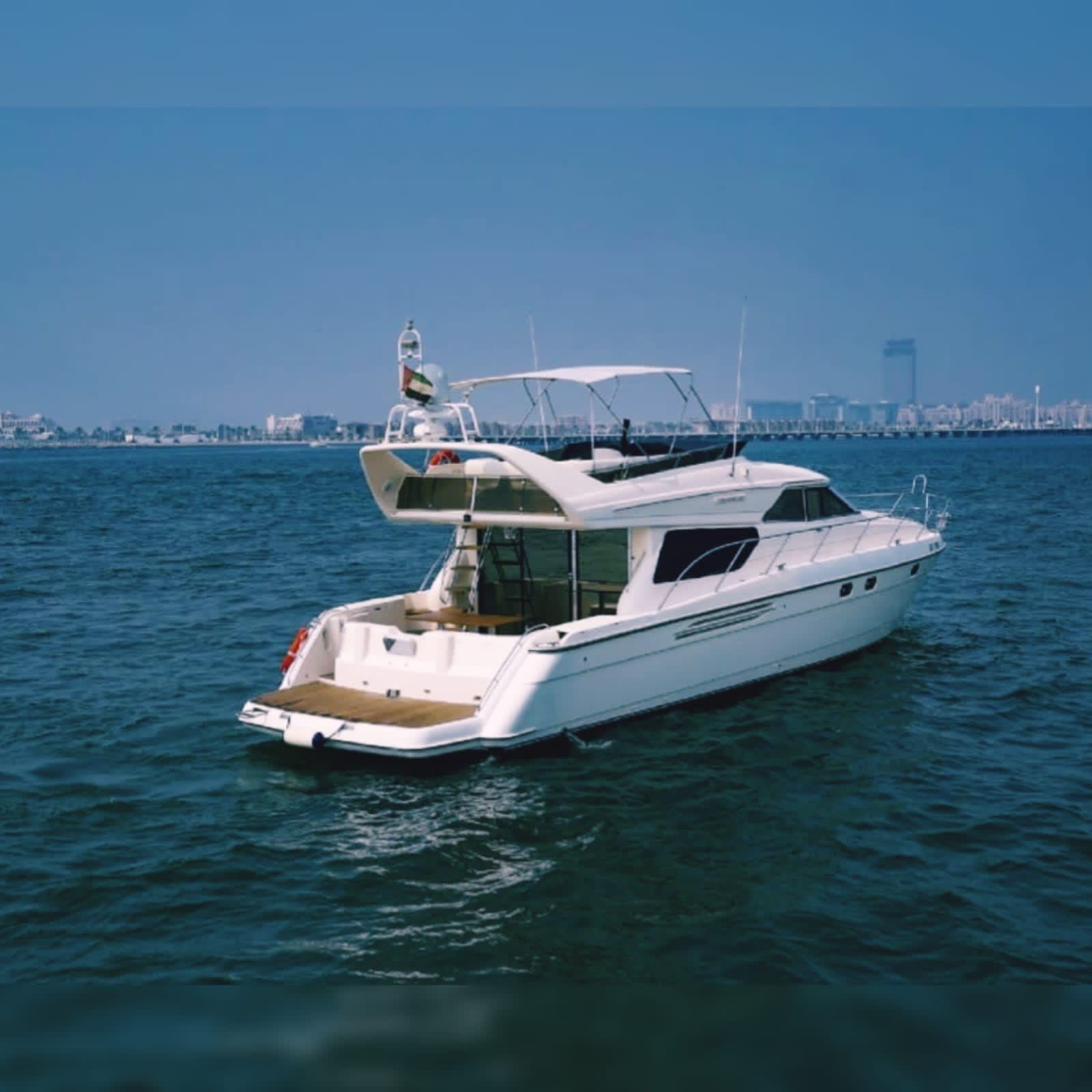 Disfrute de un yate de lujo Princess de 4 horas en Dubái con pesca, natación y barbacoa opcional, deportes acuáticos.