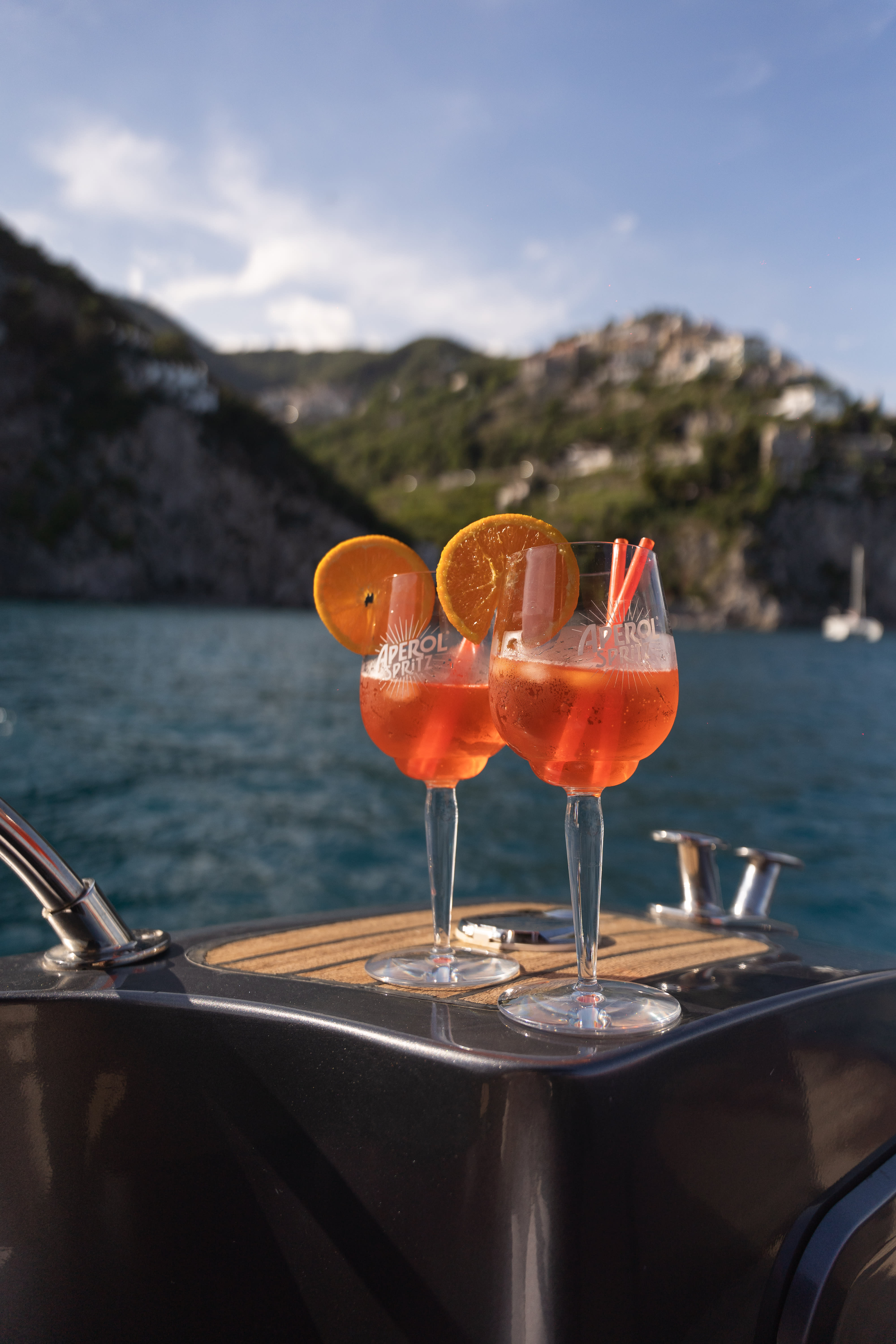 Magie au coucher du soleil : Apéritif en bateau sur les vagues du