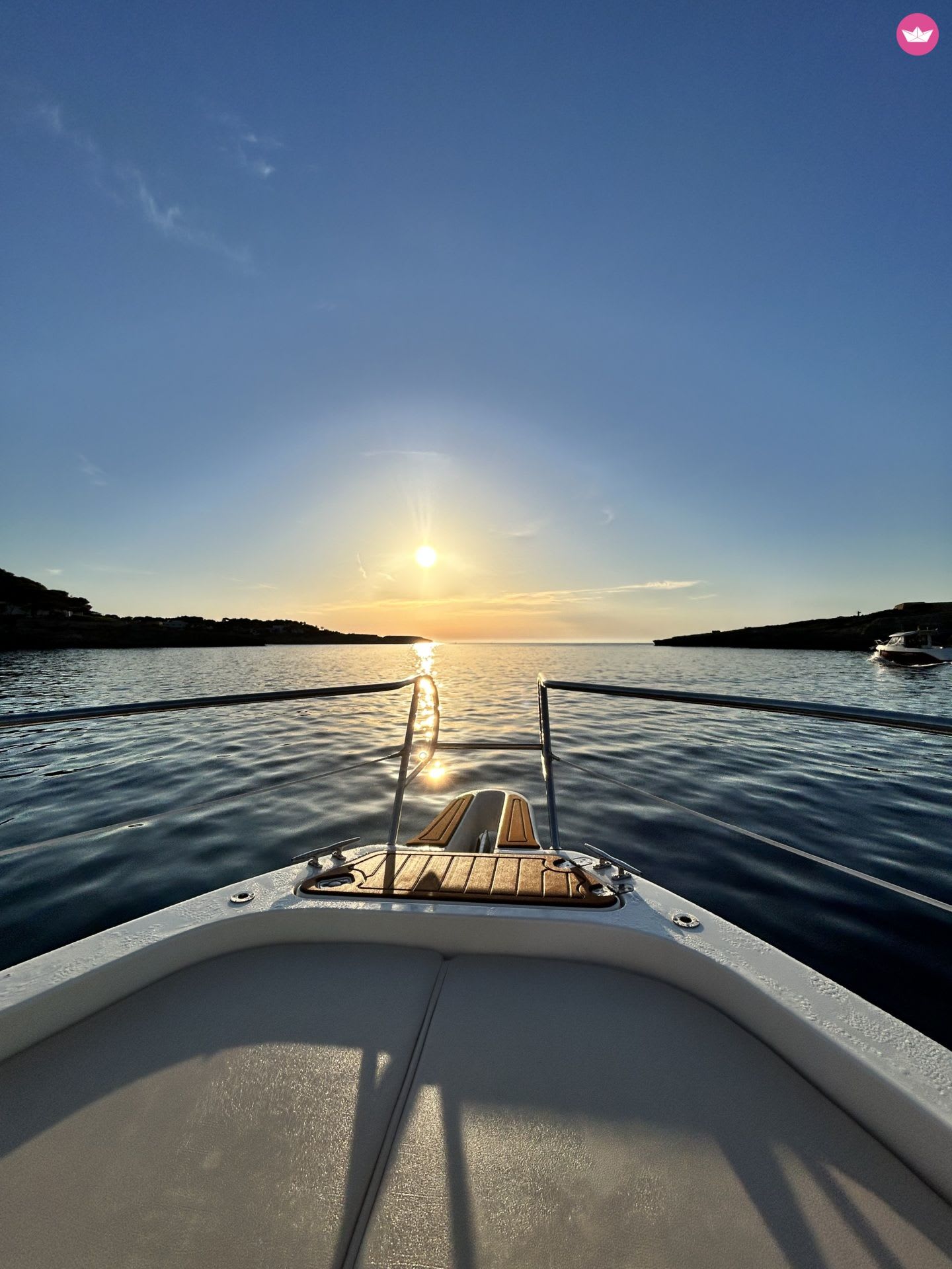 Magia Mediterránea: Experiencia en Barco al Atardecer con cava