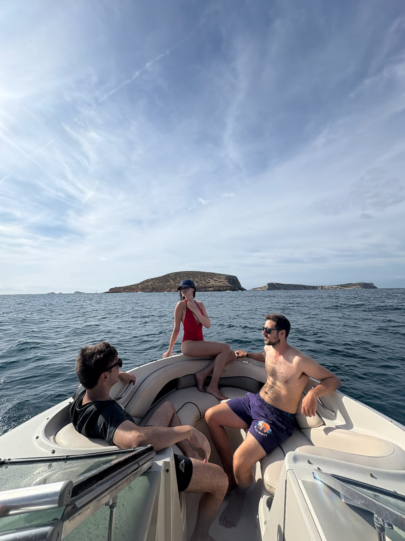 Día entre amigos en barco privado – 8h con calas, música y diversión