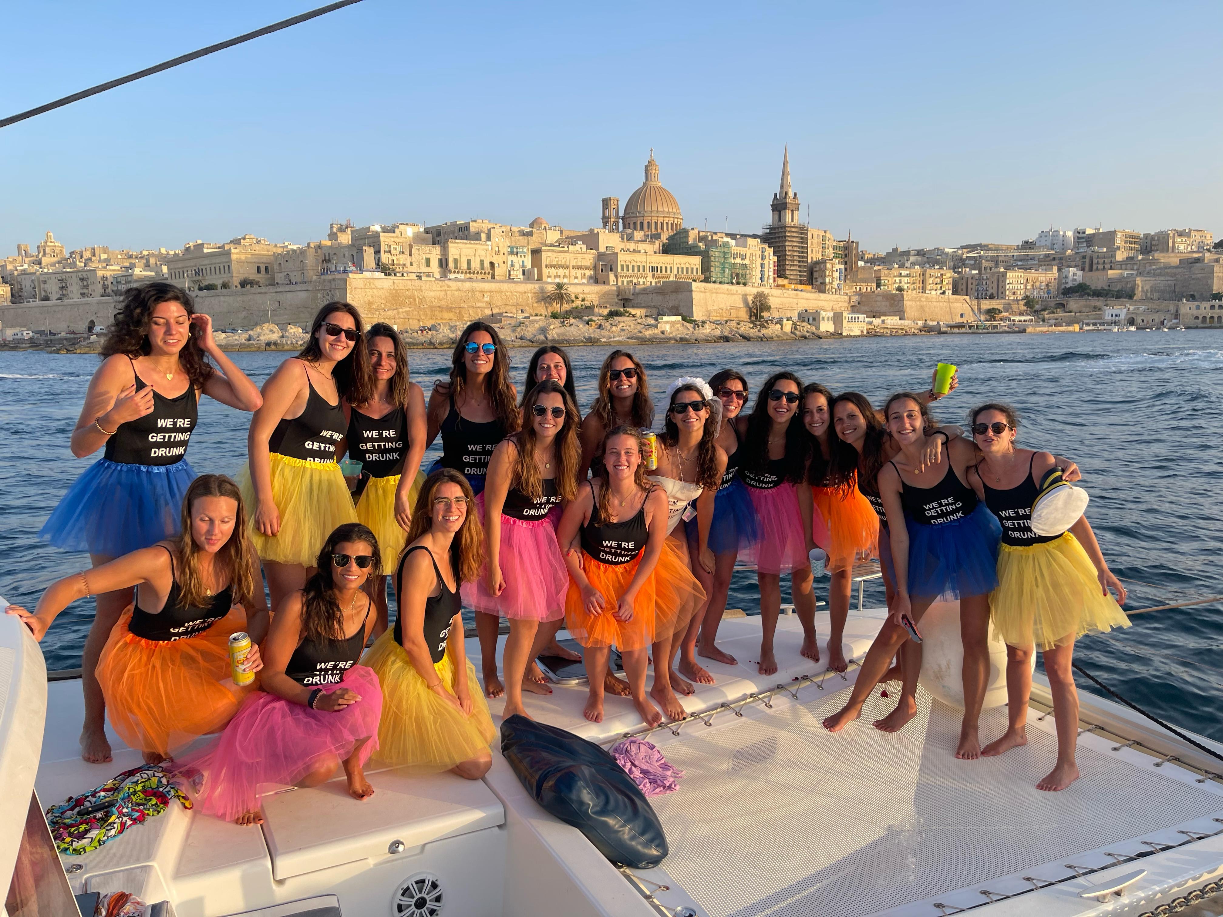 Ekskluzywne wrażenia z rejsu katamaranem: świętuj swoją wyjątkową okazję na morzu