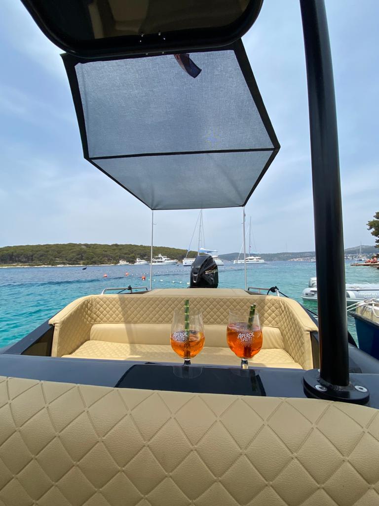 Upptäck Hvar- och Pakleniöarna på en motorbåt - Click&Boat