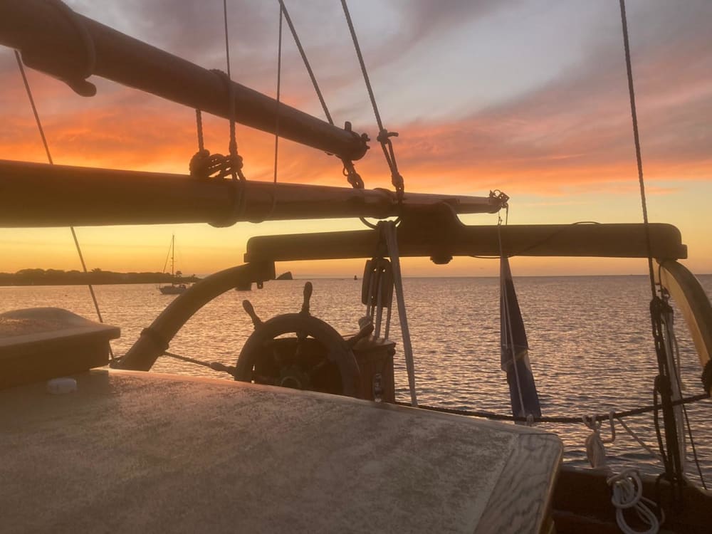 Experiencia en velero al atardecer desde Palamós: la hora dorada en la Costa Brava