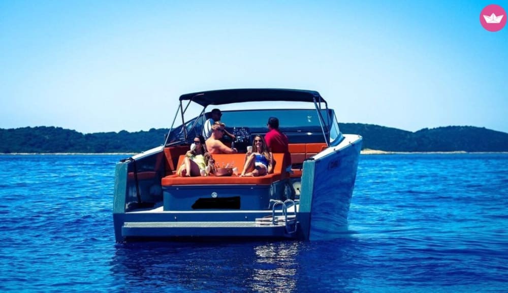 Aguas azules y ambiente isleño: crucero de día completo desde Hvar