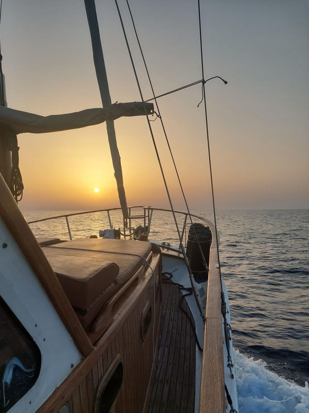 Segeltörn bei Sonnenuntergang an der Athener Riviera