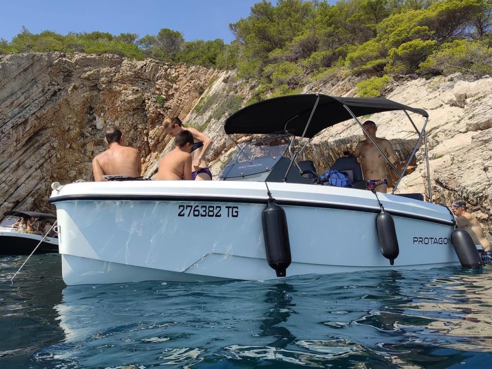 Découvrez le paradis turquoise du Blue Lagoon et de Šolta en une journée, au départ de Split