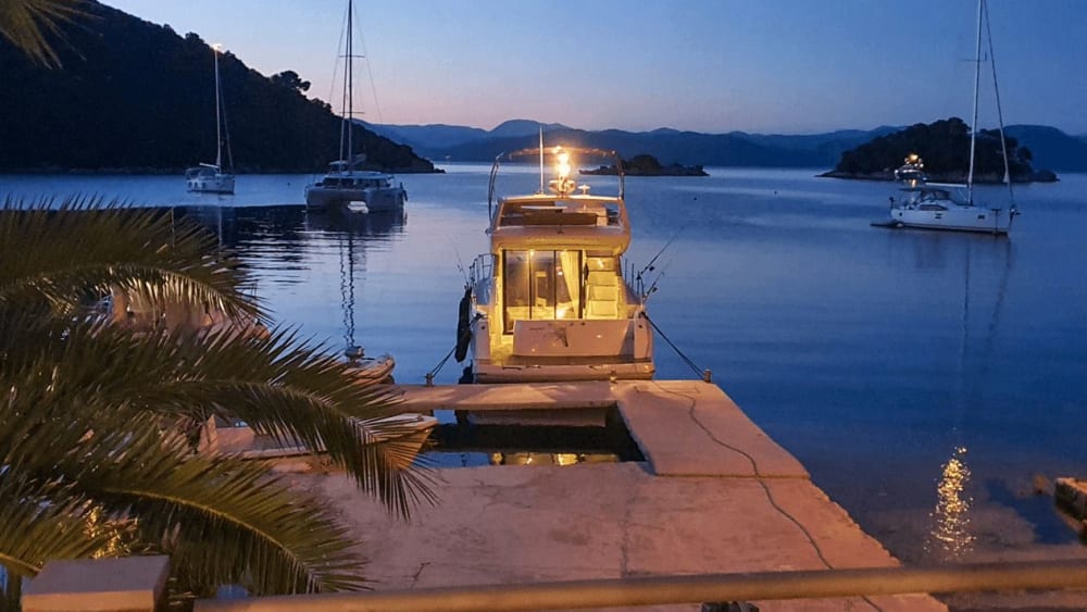 Riflessi al crepuscolo: panorama al tramonto dell'iconica costa di Dubrovnik