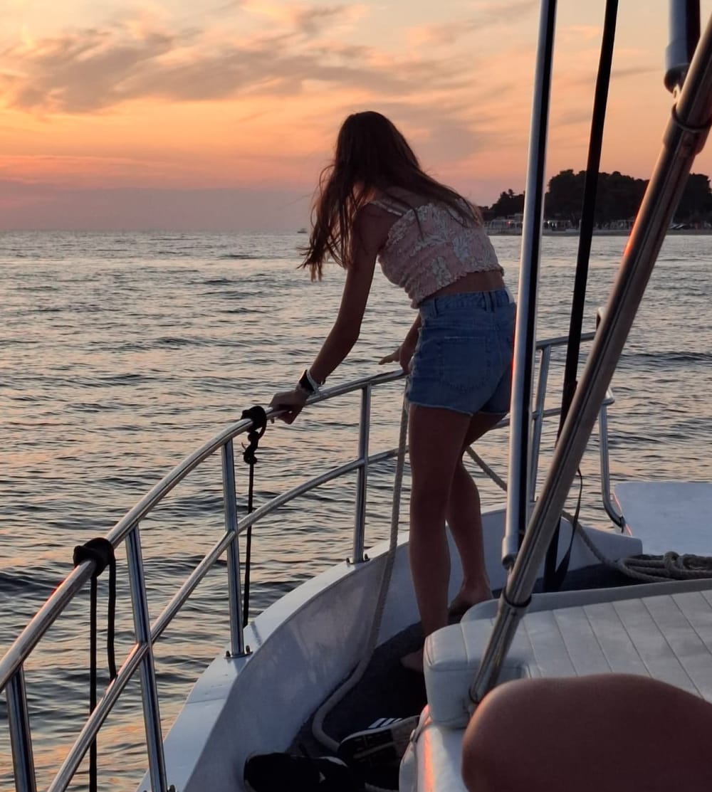 Magische Zadar-Sonnenuntergangskreuzfahrt – Wein, Jazz und ikonische Ausblicke von einem Oldtimerboot