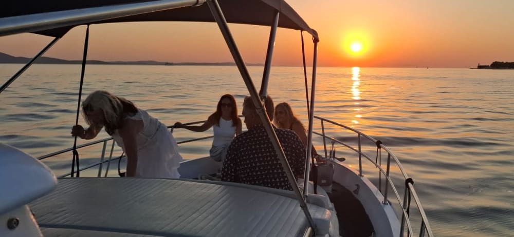 Sonnenuntergangskreuzfahrt in Zadar – Wein, Jazz und goldene Aussichten von einem Oldtimerboot