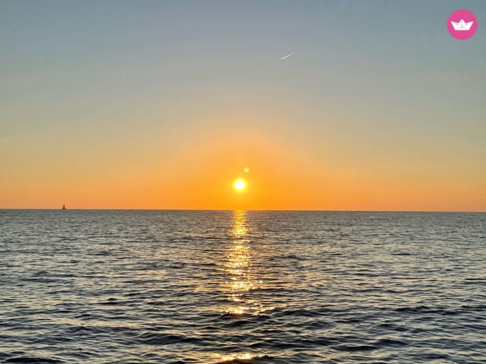 Crucero al atardecer: disfruta de la hora mágica desde una cala secreta