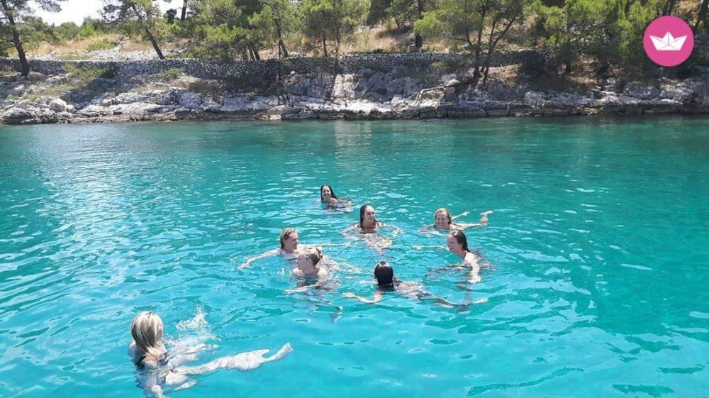 Descubra lo mejor de Croacia: Cueva Azul y aventura en la isla, en una excursión de un día en un barco a motor, comenzando en Split.