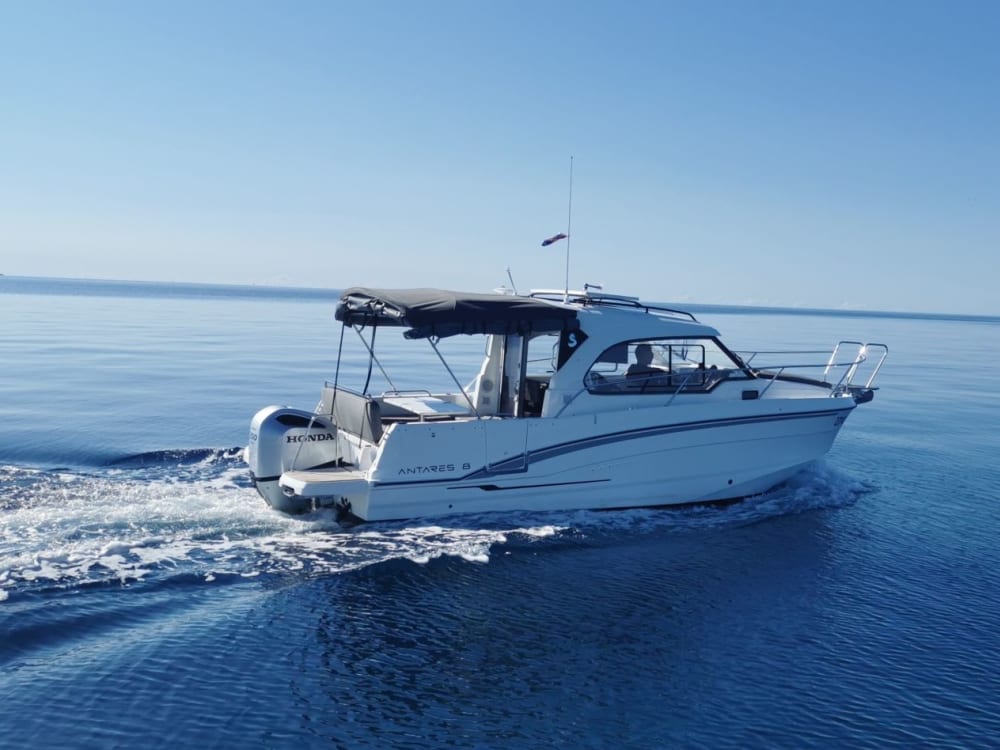 Ruhiger Sonnenuntergang und Delfinzauber auf der Beneteau Antares 8