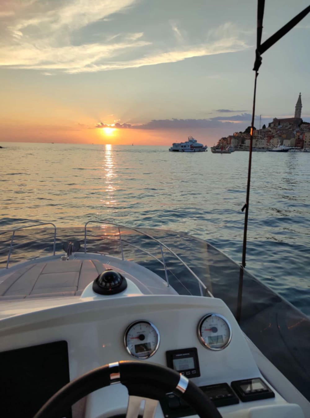 Erkunden Sie den Rovinj-Archipel und erleben Sie eine magische Delfin-Kreuzfahrt bei Sonnenuntergang
