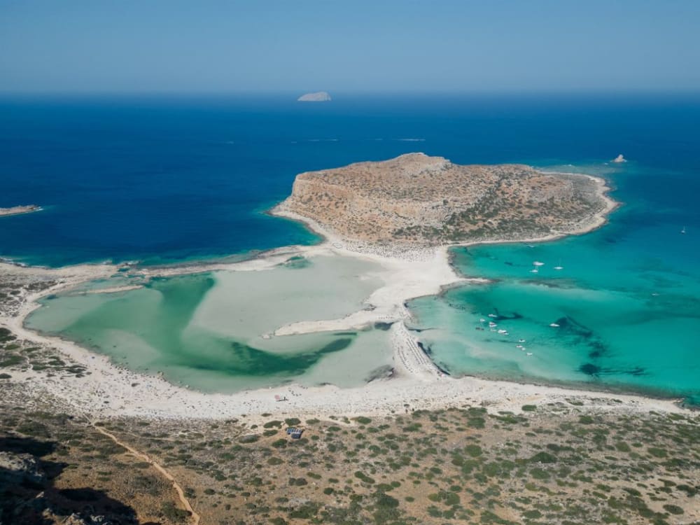 Découvrez des plages cachées et des vues anciennes lors d'une excursion en voilier relaxante