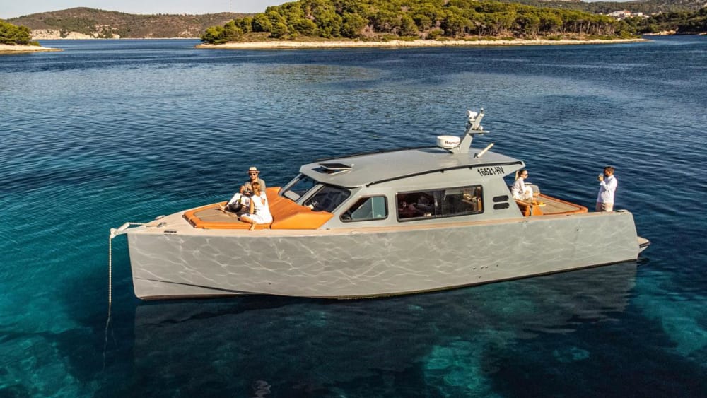 Île de Brac et plage de Zlatni Rat&nbsp;: aventure en bateau d'une journée