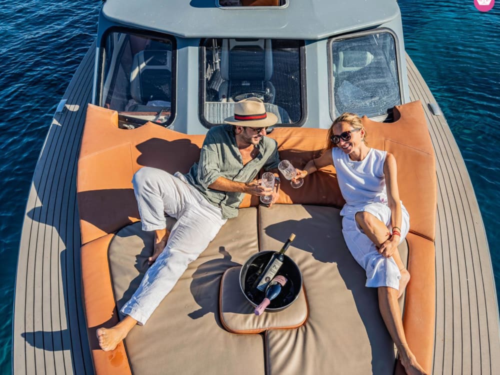 Explorez Vis et la grotte bleue en bateau