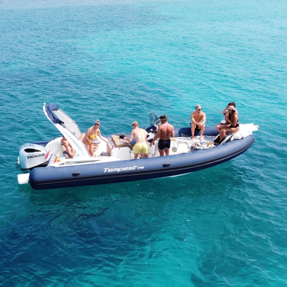 Día exclusivo en barco con vistas a Es Vedrá y calas secretas