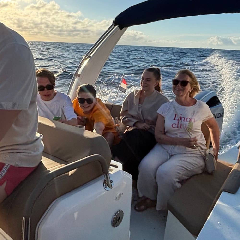 Despierta en el paraíso: Exclusivo paseo en barco a primera hora de la mañana