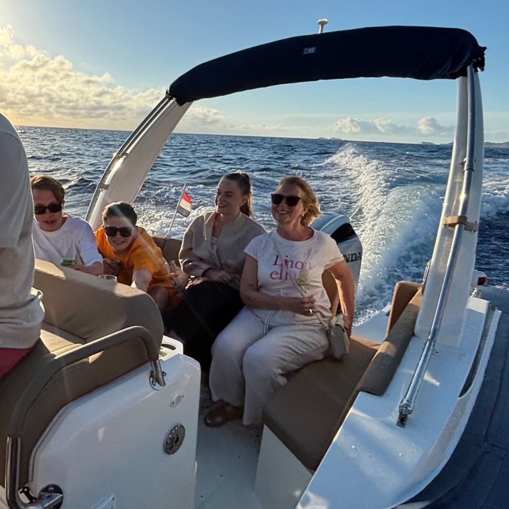 Experimente la magia del atardecer en Ibiza: un crucero en barco de lujo para recordar