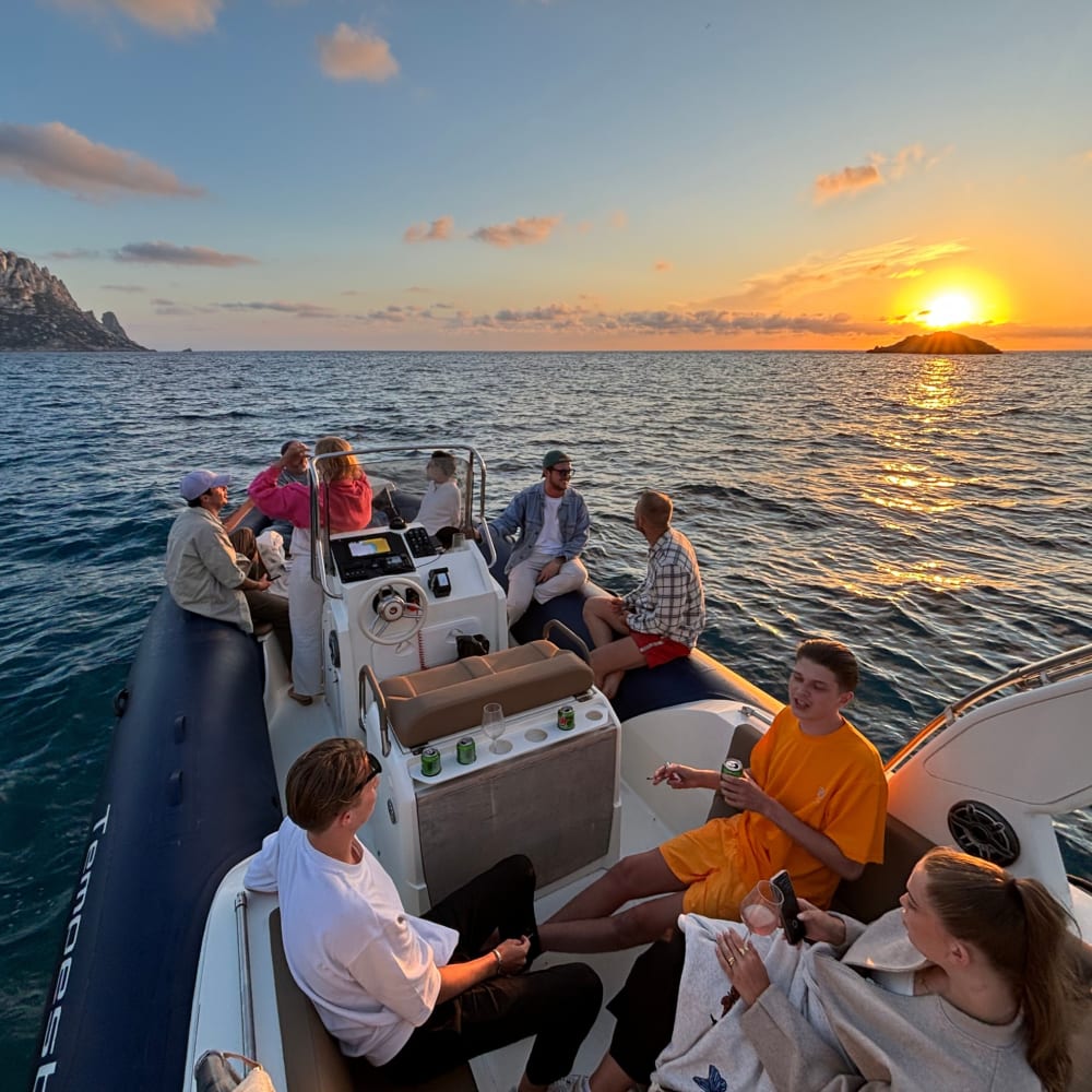 Experimente la magia del atardecer en Ibiza: un crucero en barco de lujo para recordar