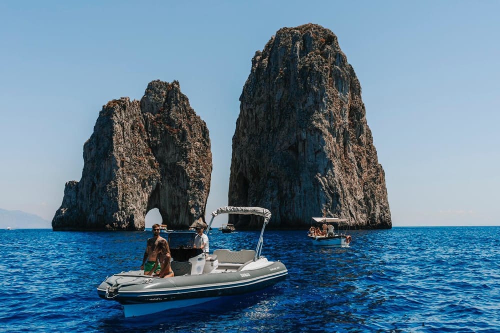 Tour Giornaliero in Barca a Capri